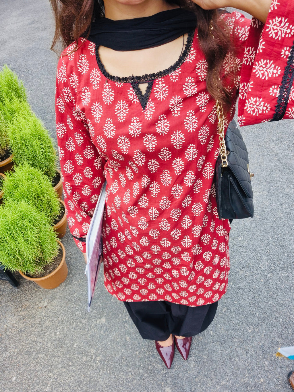 Maroon and black farshi