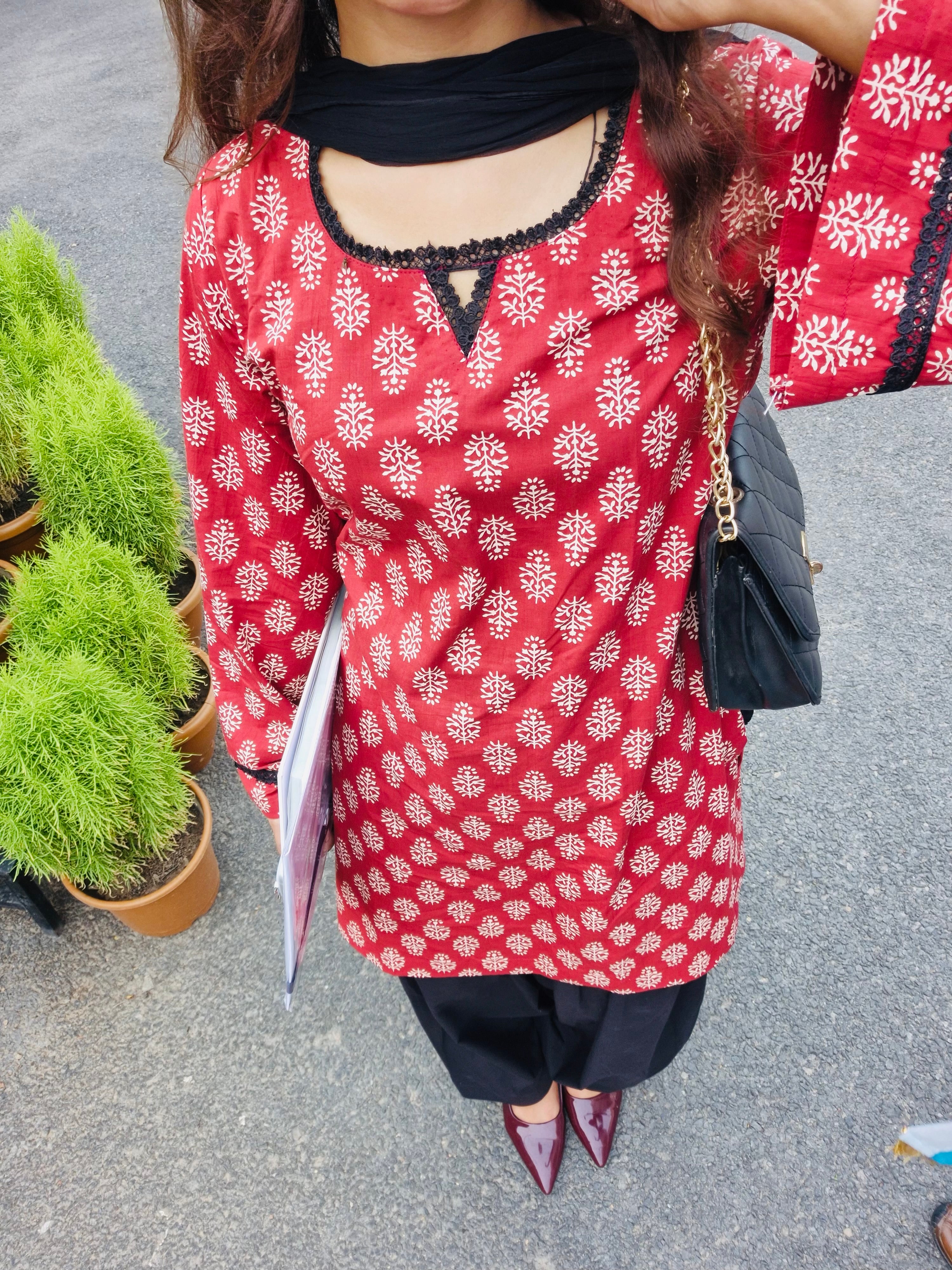 Maroon and black farshi