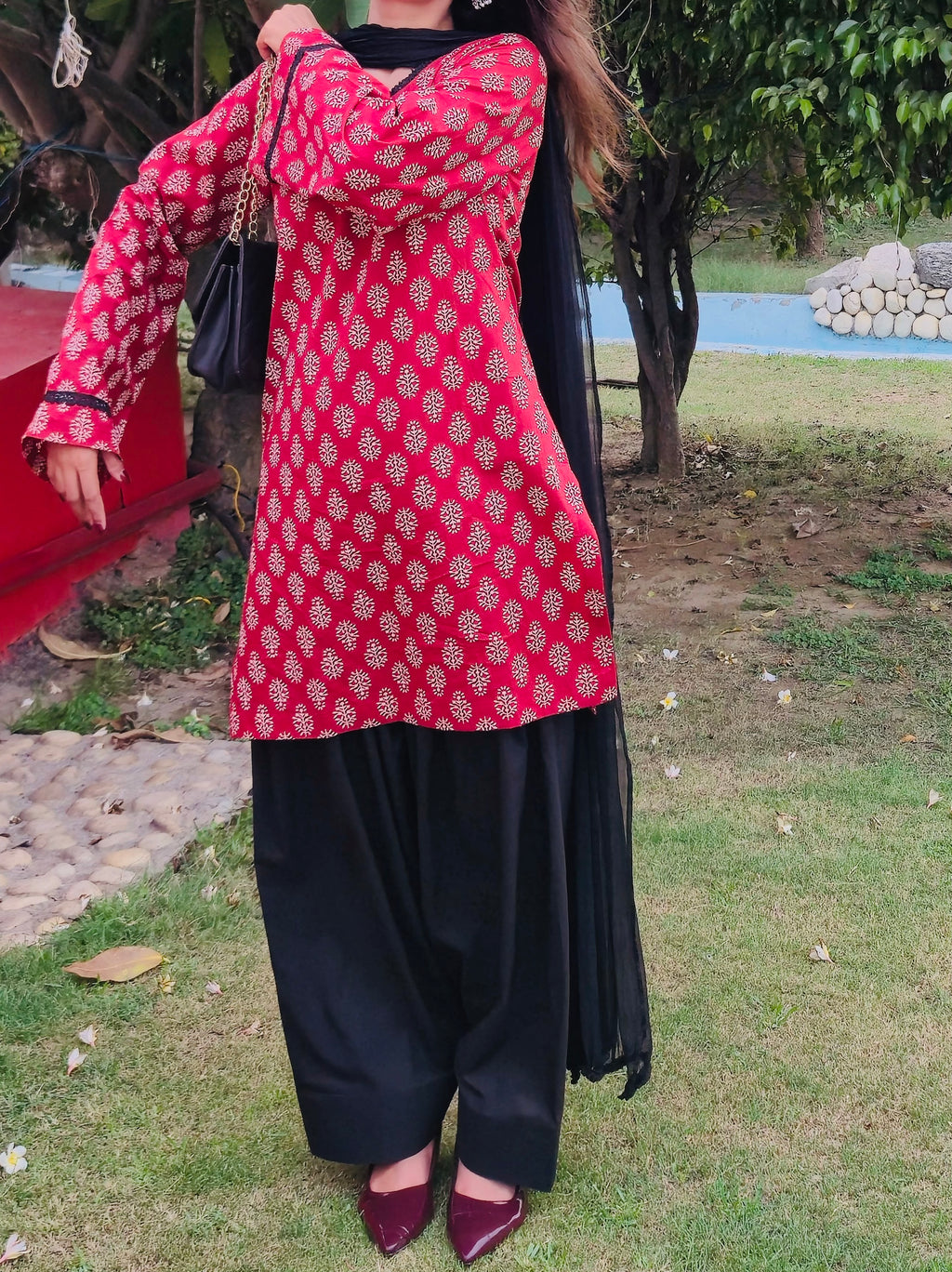 Maroon and black farshi