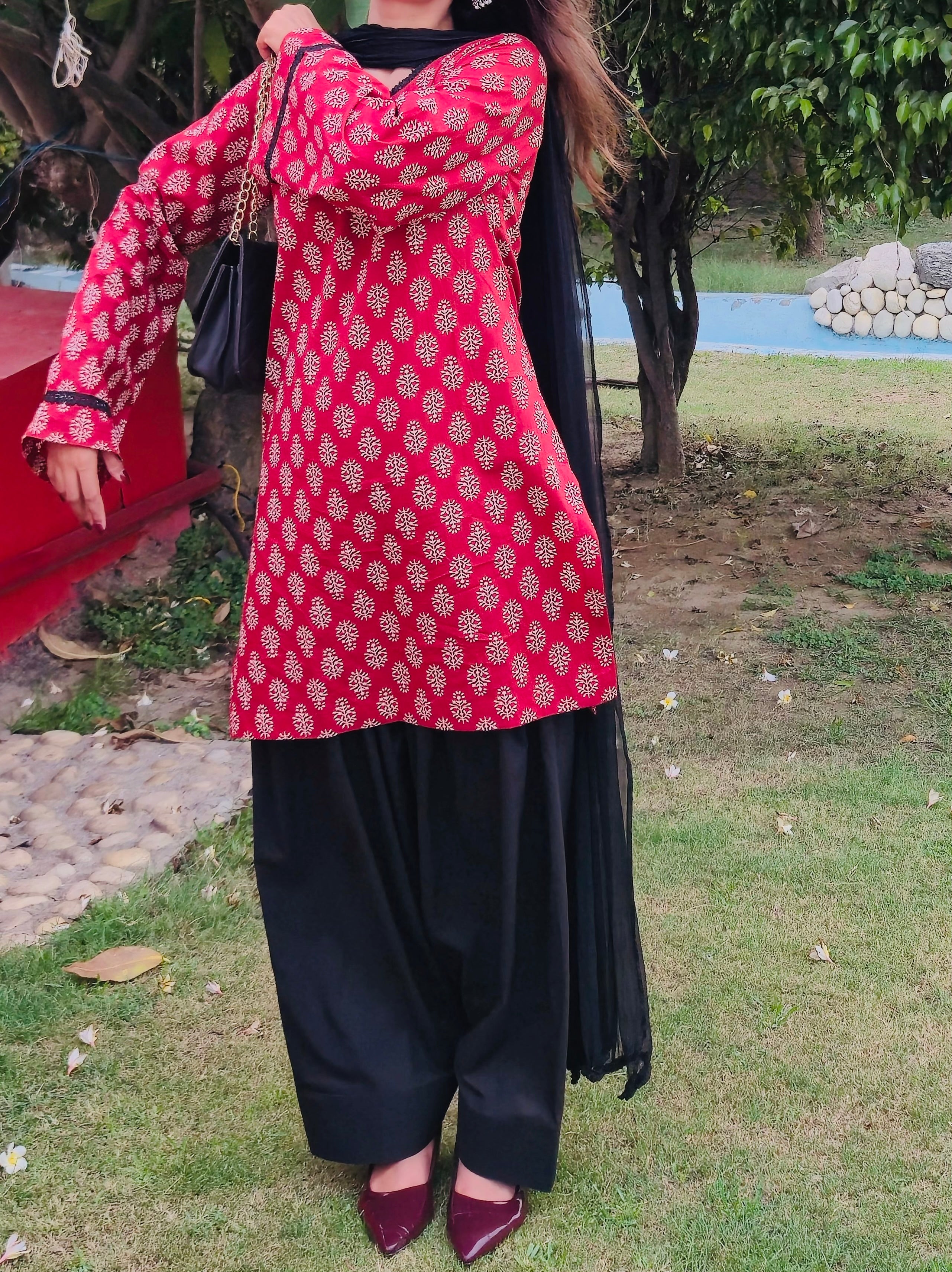 Maroon and black farshi
